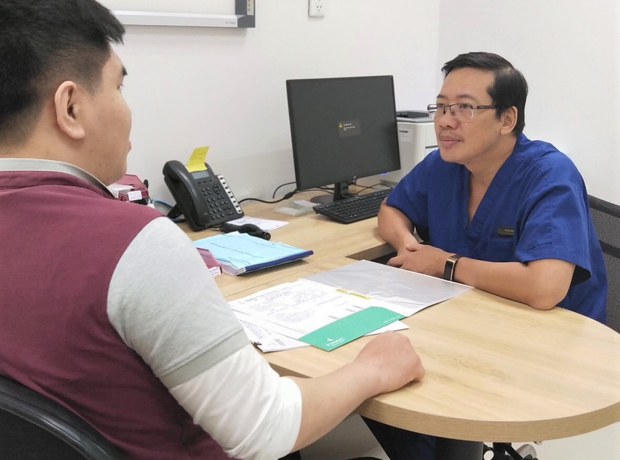 TS – BS Đỗ Minh Hùng, Trưởng khoa Ngoại, Bệnh viện Vinmec Central Park tư vấn cho người bệnh về hình thức phẫu thuật về trong ngày