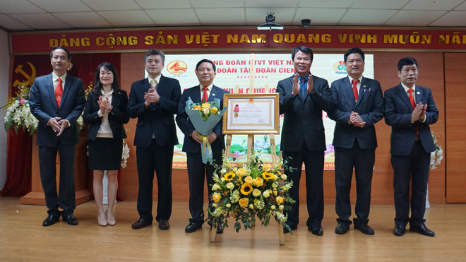 : Lãnh đạo Tập đoàn và lãnh đạo Công đoàn Tập đoàn Cienco4 đón nhận Huân chương Lao động Hạng Ba của Chủ tịch nước.