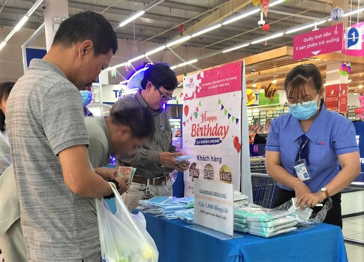 Siêu thị Co.opmart Hồng Ngự (Đồng Tháp) chia nhỏ bán cho khách hàng 1.000đ/cái khẩu trang