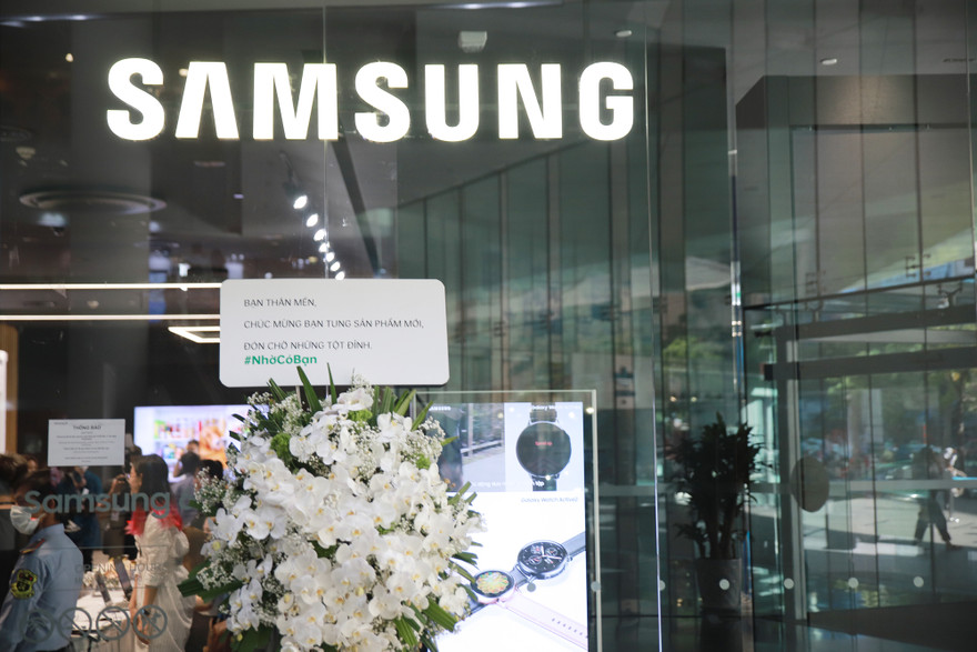 Lẵng hoa bắt mắt với thông điệp chúc mừng và hastag #NhờCóBạn được OPPO gửi tặng cho đối thủ xứng tầm 