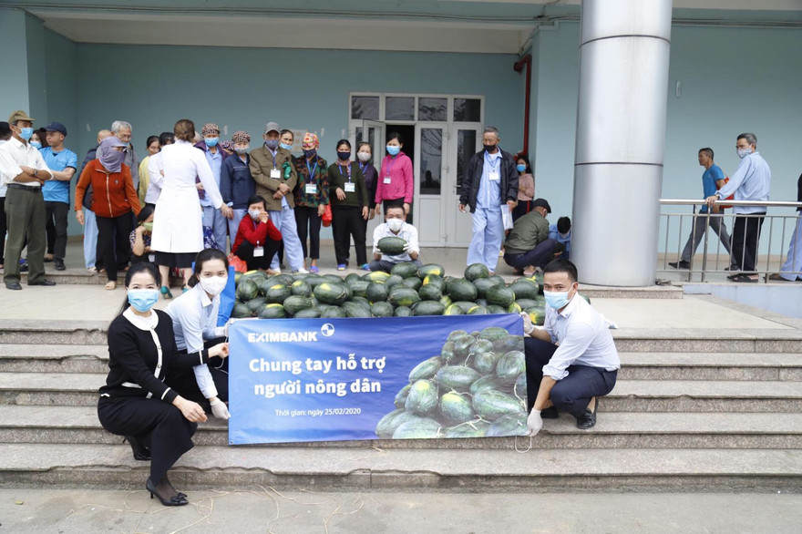 Eximbank phát dưa hấu miễn phí cho 300 bệnh nhân tại bệnh viện K