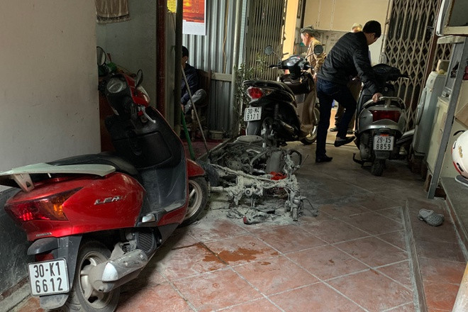 Xe máy cháy trơ khung sau khi bị Dương Quang Bình đốt. Ảnh: Hải Nam.