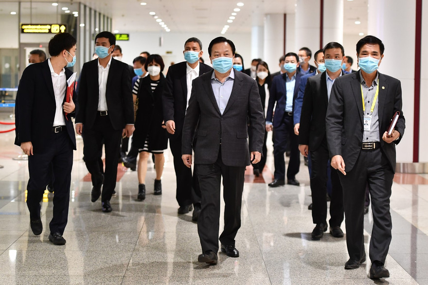 Đoàn kiểm tra công tác phòng chống dịch virus COVID-19 tại sân bay Nội Bài do ông Nguyễn Hoàng Anh - Ủy viên Trung ương Đảng, Chủ tịch Ủy ban Quản lý vốn nhà nước tại doanh nghiệp làm Trưởng đoàn (chính giữa ảnh).