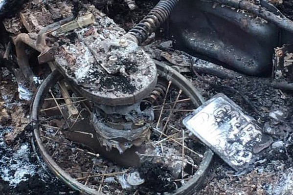 Thi thể cùng chiếc xe máy cháy đen. Ảnh: Tuấn Kiệt.