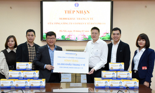 TS Nguyễn Xuân Trường, thay mặt Bộ Y tế tiếp nhận khẩu trang từ ông Lê Hải Trọng, đại diện Danameco tặng. Ảnh. Mạnh Thắng