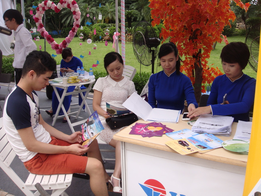 Du khách đăng kí tour trăng mật siêu tiết kiệm tại triển lãm cưới ngày 15/8. Ảnh Bảo Linh