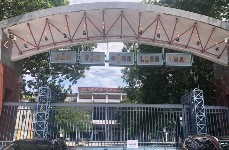 Cổng ngoài sân Lạch Tray. Trừ mặt sân mới được làm lại, nhiều hạng mục nâng cấp, sửa chữa sân vẫn chưa được thực hiện dù xuống cấp nghiêm trọng ảnh Nguyễn Hoàn