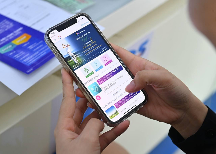 Khách hàng truy cập ứng dụng VinaPhone Plus đổi điểm nhận quà tặng