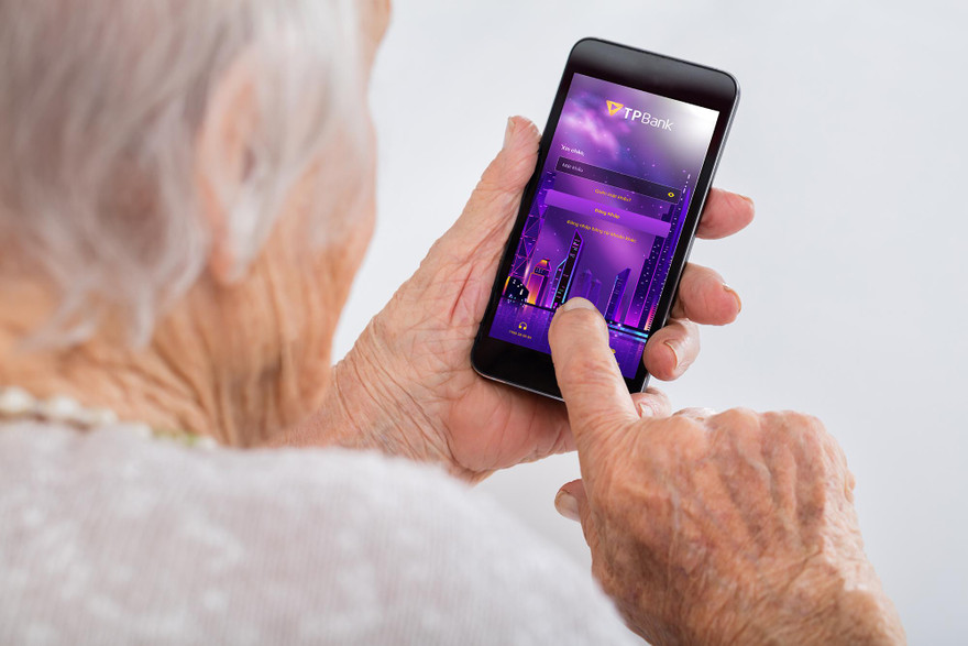 Khi người già cũng dùng Mobile Banking