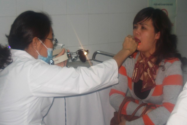 Mùa lạnh rất dễ mắc bệnh, do đó khi có triệu chứng cần đi khám sớm.