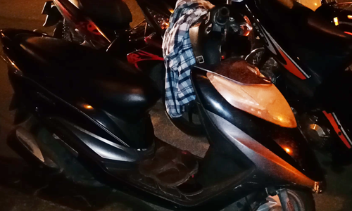 Xe máy anh Đ. để lại hiện trường. Ảnh: Kim Hà