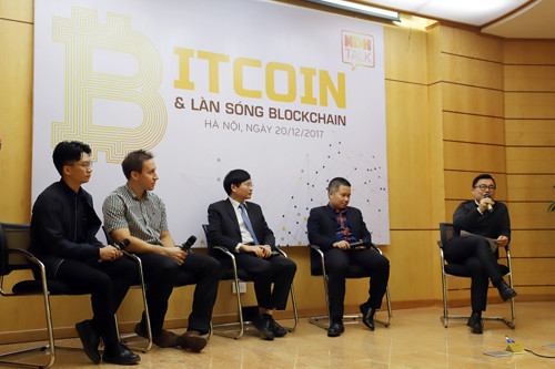 Nhiều người đang đổ xô vào Bitcoin để đầu tư. Ảnh: NDH.