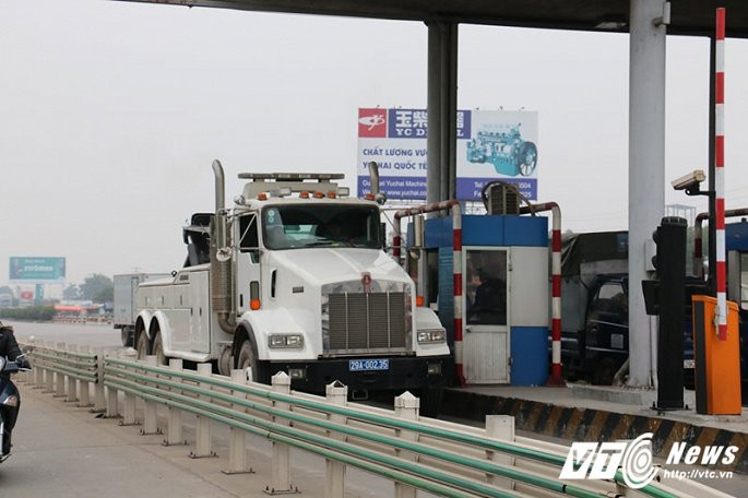  Chiếc xe cứu hộ "khủng" xuất hiện tại BOT quốc lộ 5. (Ảnh: Tùng Lâm)