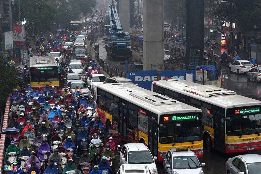Ôtô, xe máy nhích từng mét trong ngày Hà Nội mưa rét