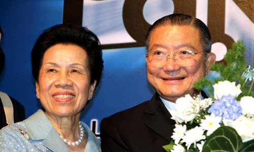 Ông Charoen Sirivadhanabakdi và vợ. Ảnh: Nikkei.