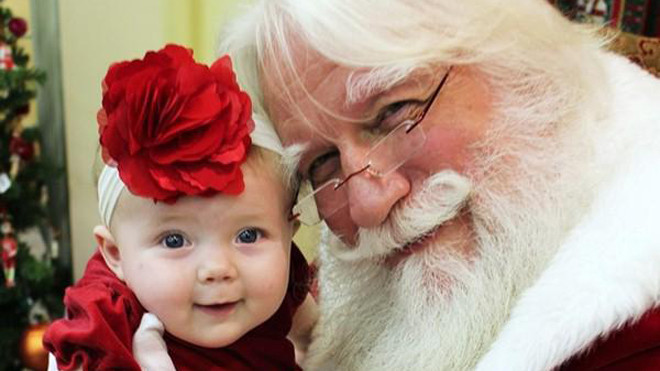 Việc để bé tin tưởng vào ông già Noel không hề có hại cho tâm lý của bé mà nó còn cần thiết cho sự phát triển cảm xúc của bé sau này. (Ảnh minh họa)