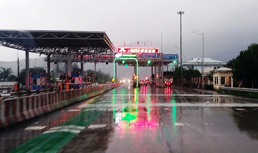 Xe cộ lưu thông qua lại trạm BOT Phước Tượng - Phú Gia (TT-Huế) diễn ra bình thường, trật tự vào chiều tối 5/12