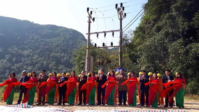 Đưa điện lưới quốc gia về bản trắng điện thôn Lân Hát