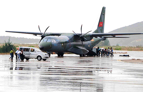 Nhóm khủng bố khống chế con tin đưa ra khỏi máy bay, chuyển lên ôtô. Ảnh: Quốc Thành.