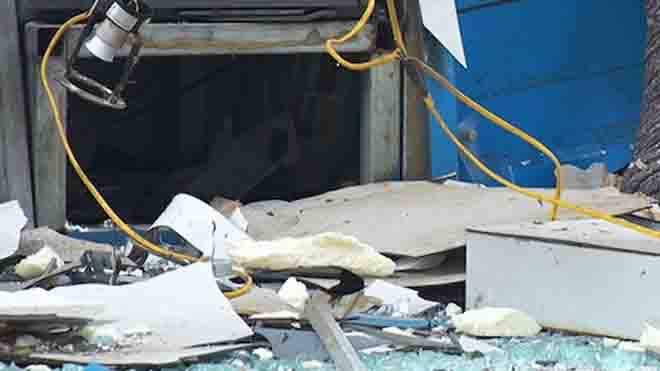 Trụ ATM hư hỏng. Ảnh: Hải BÌnh.