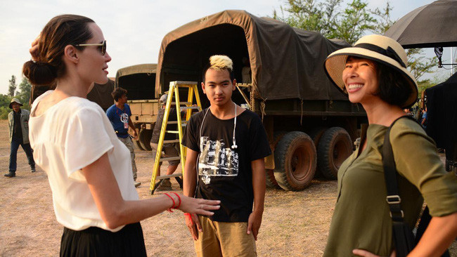 Angelina cùng con trai Maddox và tác giả cuốn First They Killed My Father. (Ảnh: Screendaily)