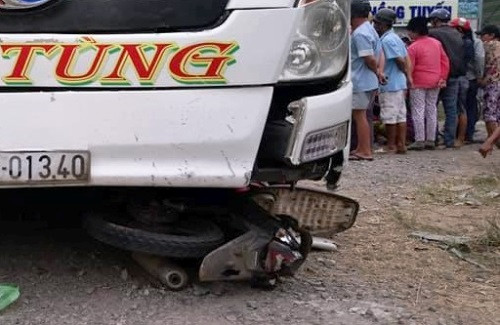 Xe khách cuốn hai xe máy vào gầm, hai người tử vong. Ảnh: Trường Hà.