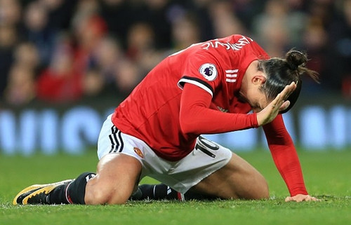 Ibrahimovic không thể hiện được nhiều trước Burnley tối 26/12. Ảnh: Offside.