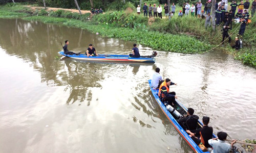 Cảnh sát cứu hộ tỉnh Bình Dương tìm kiếm đôi nam nữ. Ảnh: Nguyệt Triều.