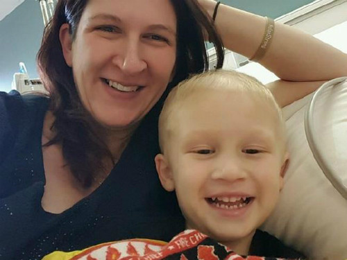 Nolan cùng mẹ. Ảnh: Facebook.