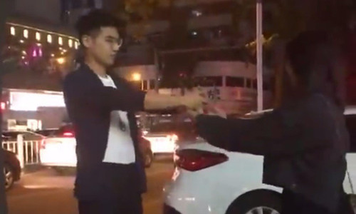 Trào lưu ôm kiếm gấu cực bất ngờ: Kẻ khóc, người cười