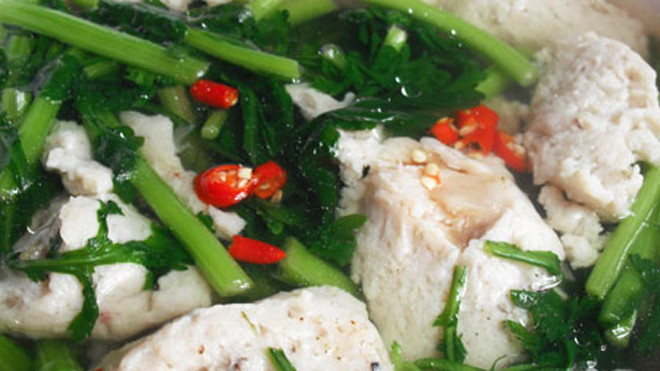 Canh rau tần ô cá thác lác.