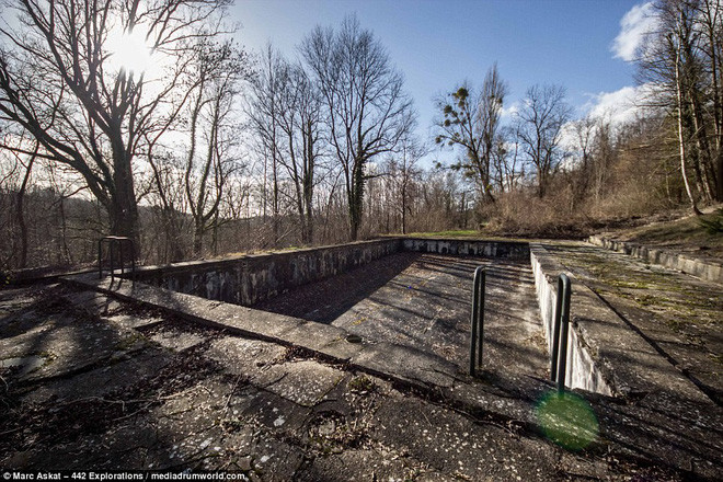 Chiếc bể bơi bên trên, ngụy trang cho căn cứ địa bí mật của tên trùm Hitler.