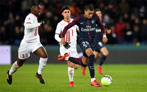 Tốc độ ở tuổi teen giúp Mbappe "cắt đuôi" được hàng thủ Lille. Ảnh: DS
