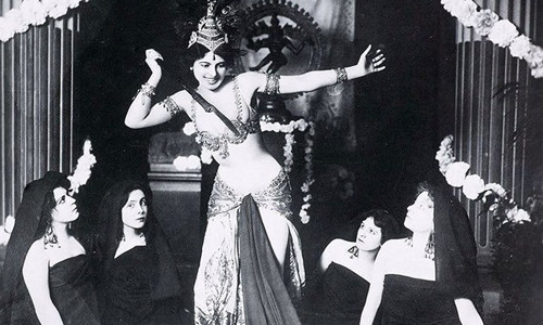 Từ một vũ nữ, bà Mata Hari đã trở thành một điệp viên. (Ảnh: Style)