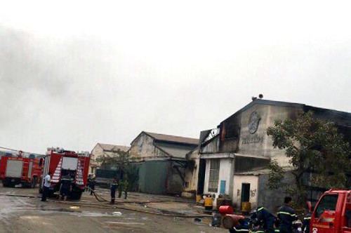 Cảnh sát chữa cháy ở xưởng sản xuất viên nén gỗ khiến hai công nhân thiệt mạng. Ảnh: Nguyệt Triều.