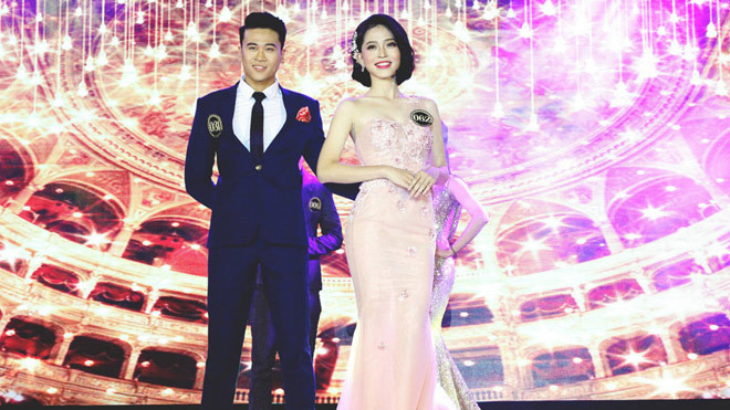 Phương Nga giành giải cao nhất trong cuộc thi sinh viên thanh lịch ở trường và từ đó được bạn bè trêu là "bông hậu".