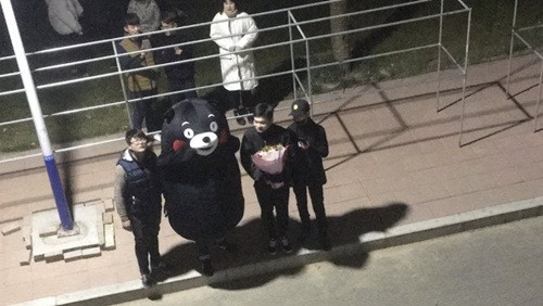 Chàng trai hóa gấu bông khổng lồ la hét tỏ tình vẫn bị từ chối phũ