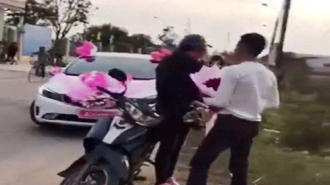 Ngỏ lời ngay trên đường (ảnh: chụp từ video)