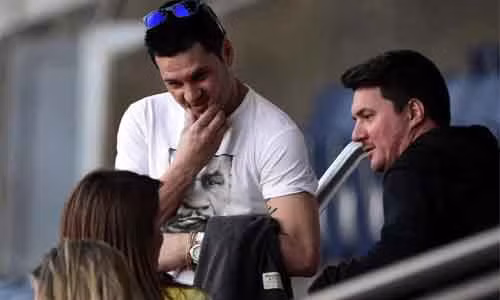 Hai anh trai của Messi, Matias (áo trắng) và Rodrigo (áo đen) trong một lần dự khán buổi tập của Barca. Ảnh: Sun