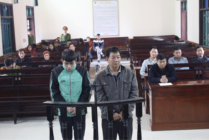 Hai bị cáo Phan Thành Hưng và Từ Công Thọ trước vành móng ngựa. 
