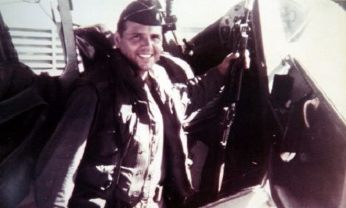 Phi công Milton Torres. Ảnh: Top5s.