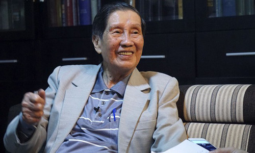 Bài hát đầu tiên viết về Hà Nội 12 ngày đêm chiến đấu là “Hà Nội – Điện Biên Phủ trên không” của nhạc sĩ Phạm Tuyên.