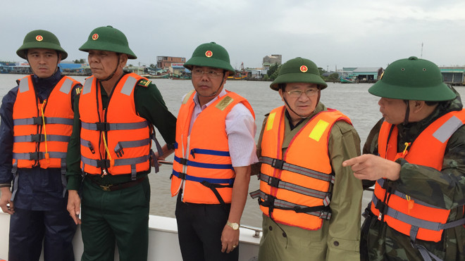 Phó Thủ tướng Trịnh Đình Dũng kiểm tra công tác ứng phó bão tại của biển Sông Đốc (Trần Văn Thời, Cà Mau).
