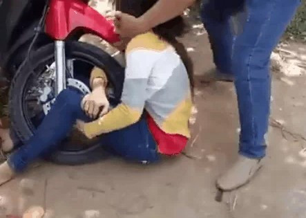 Người chồng liên tục dùng tay đánh vợ, kéo lê đi và buông những lời lẽ vô cùng xúc phạm