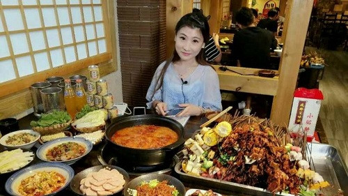 Đồng Đồng ăn lẩu. Ảnh: SCMP.