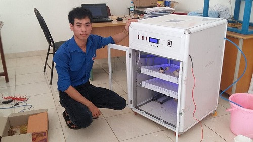 Võ Ngọc Tiếng và chiếc máy ấp trứng cho mình thiết kế. Ảnh: NVCC.
