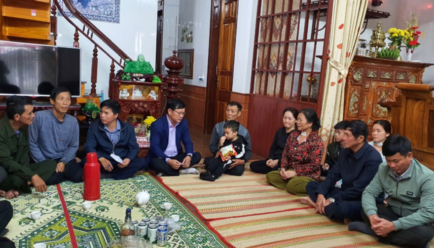 Lãnh đạo chính quyền địa phương thăm hỏi gia đình các nạn nhân