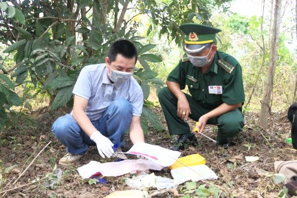 Lực lượng chức năng kiểm tra tang vật vụ án. 