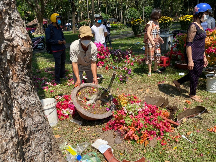 TPHCM: Trưa 29 Tết, tiểu thương cắt bỏ hoa, thu dọn hoàn trả mặt bằng