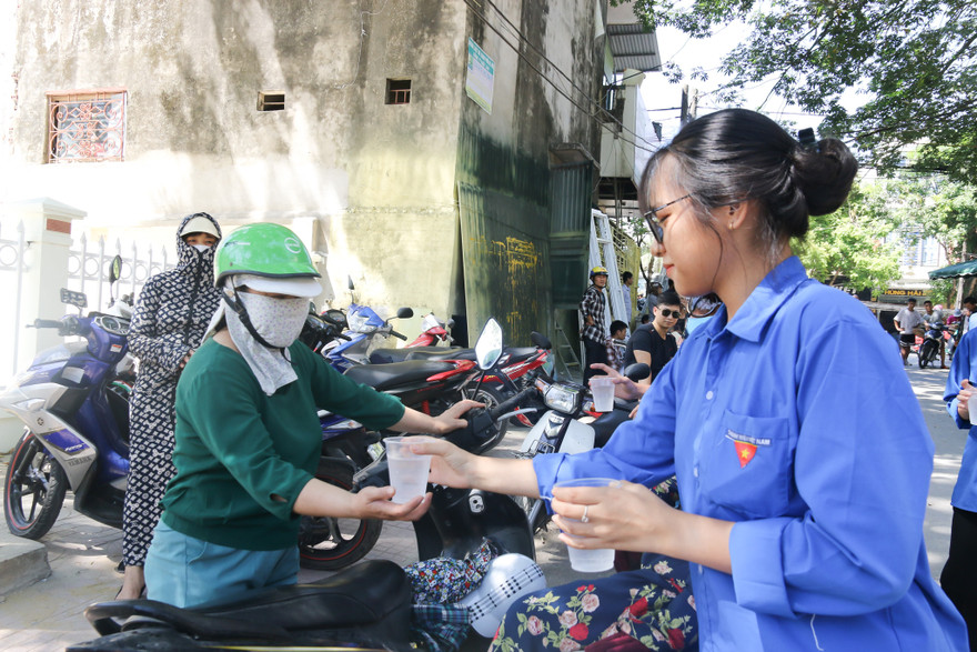 Thanh niên tình nguyện đội nắng tiếp sức mùa thi